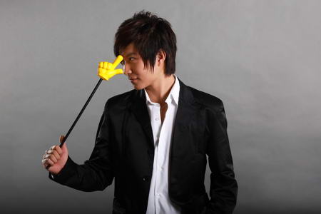 22岁王禹pk刘谦 三万双眼睛见证近景魔术奇迹