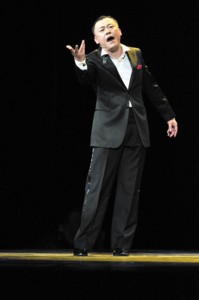 图片说明：演出中的周立波。（资料图）