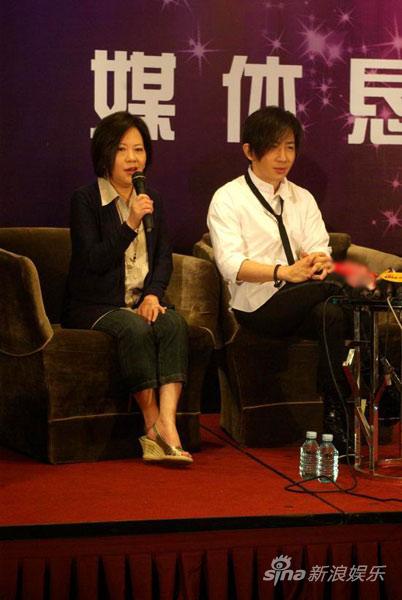 刘谦带母亲现身北京欲状告“假谦妈”造谣者