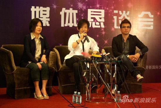 刘谦带母亲现身北京欲状告“假谦妈”造谣者