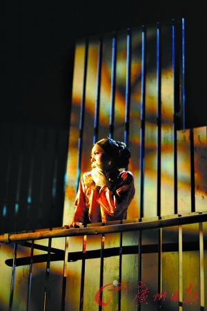 布景的虚和表演的实相结合，给了演员和观众空间