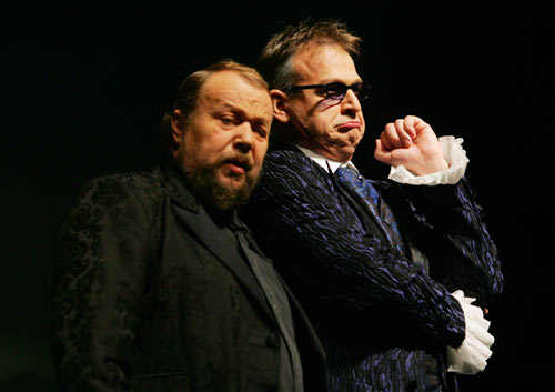 沉浸在“爱情”中的一对门第悬殊的年轻人（摄影 苏冠名）