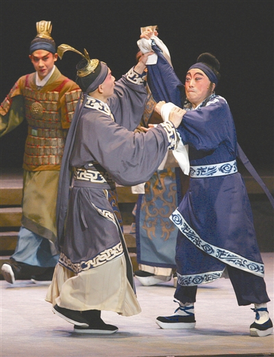 京剧《弄臣》很时尚 年轻观众看着饶有兴致