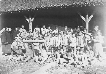 1903年，土山湾木工间副主任笪光华（左一）和木工间学徒