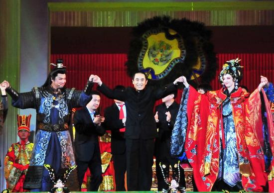 张艺谋携演员谢幕