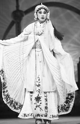 范红霞表演的婺剧《碧桃花·提牢》（胡晓芒）