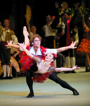 图为奥西波娃在表演舞剧《堂·吉诃德》