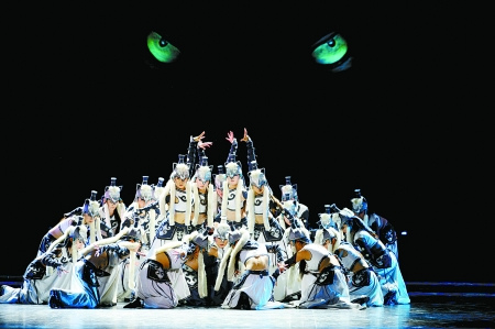 象征蒙古族民族精神的“狼图腾”的景象，展现蒙古民族史上的风云变幻