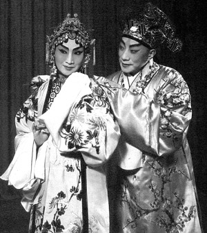 俞振飞（右）与言慧珠当年演出照