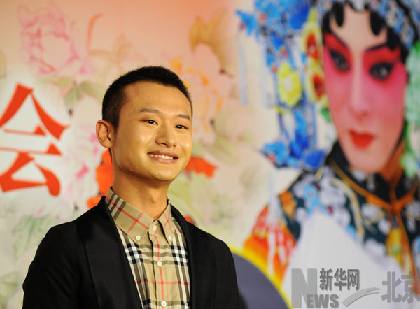 尹俊在媒体见面会上介绍所演剧目