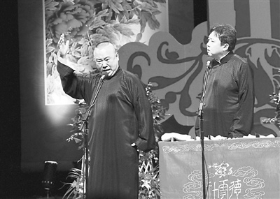 14日晚，郭德纲在“打人门”风波后首次亮相，与搭档于谦齐抖“包袱”。