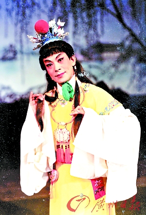 粤剧《红楼梦》陈晓明饰演的宝玉。（资料图片）