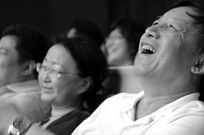 易中天和夫人看二人转演出哈哈大笑。见习记者 白琳 摄