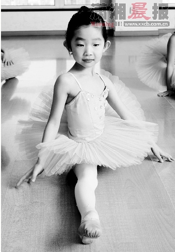 一个小女孩在练习芭蕾。这样的场景，在长沙并不少见。你还会觉得芭蕾舞距离我们很远吗？