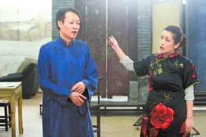 辛柏青（左）和秦海璐在排练厅