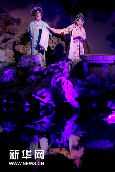 苏州昆剧院的演员在表演实景版的《牡丹亭》。新华社记者陈建力摄