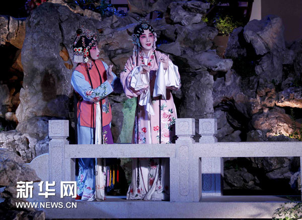 苏州昆剧院的演员在表演实景版的《牡丹亭》。新华社记者陈建力摄