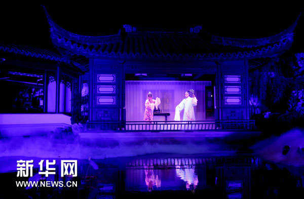 苏州昆剧院的演员在表演实景版的《牡丹亭》。新华社记者陈建力摄