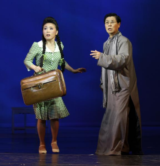 《严凤英》剧照:吴琼(左)与黄新德(右)