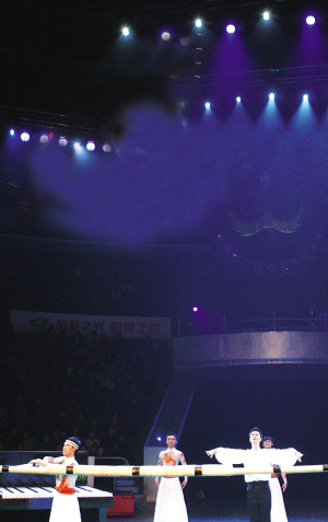 江西杂技团和成都军区战旗杂技团合演的《抖杠·腾龙》。记者肖僖 摄 