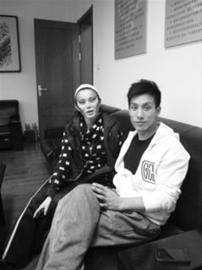 单单（右）已经是沈阳杂技团的主力演员了，27岁的他每年都要有5-8个月在国外演出