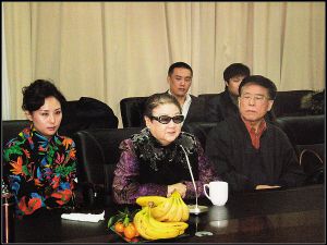 京剧表演艺术家李世济（中）