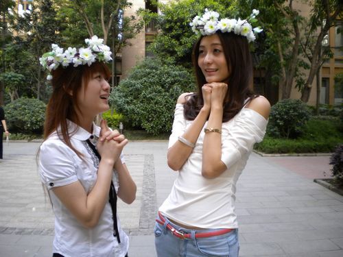 任薇(左)诸笑笑不带妆排练