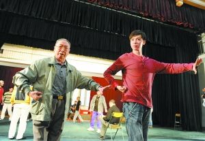 谭元寿帮孙子排演《沙家浜》。(本报记者 李继辉/摄)