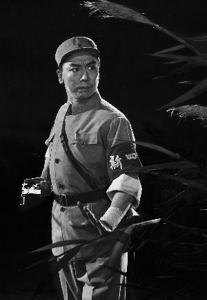 谭元寿当年在《沙家浜》中饰演郭建光的剧照。