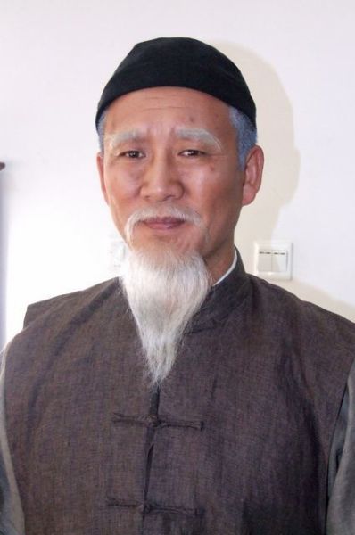 侯岩松演《四世同堂》祁老人 观众难猜实际年龄