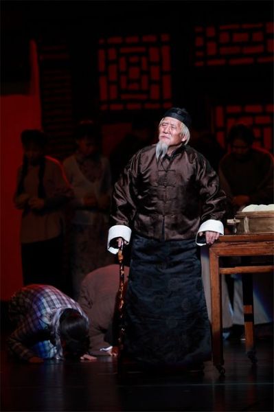 侯岩松演《四世同堂》祁老人 观众难猜实际年龄