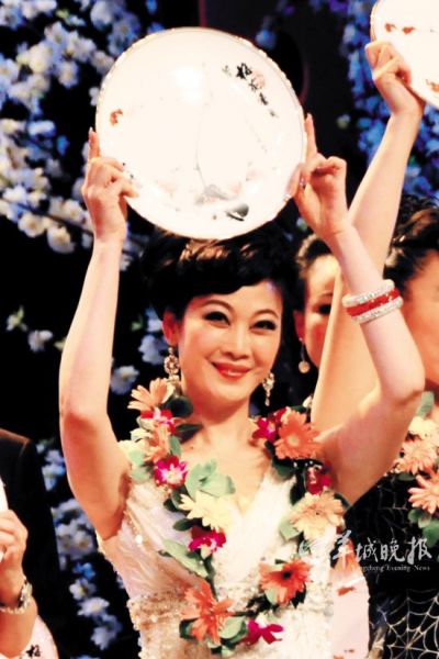 蒋文端高举梅花奖奖牌