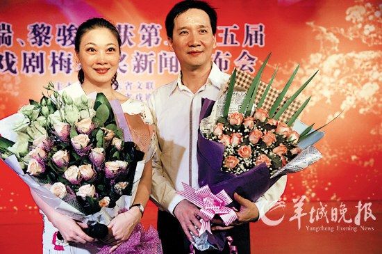 蒋文端(左),黎骏声载誉而归.邓勃 摄