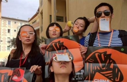 中国青年戏剧艺术家在阿维尼翁街头表演