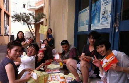 年轻的戏剧家在街头准备广告