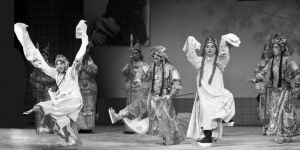 李蔷华（左一）携手蔡正仁出演《春闺梦》