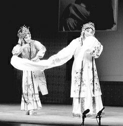 在京剧《春闺梦》中，李蔷华（右）饰张氏。