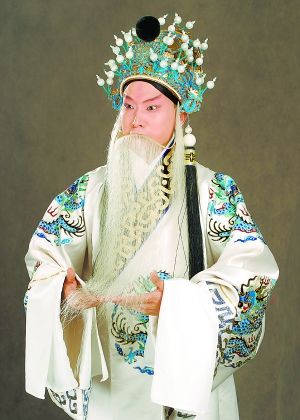 北京京剧院青年演员张建峰击败众多强手,以奚派代表剧目《范进中举》