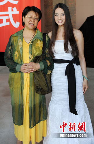 潘小芬(右)与中央电视台"春晚"导演组的导演娄乃鸣