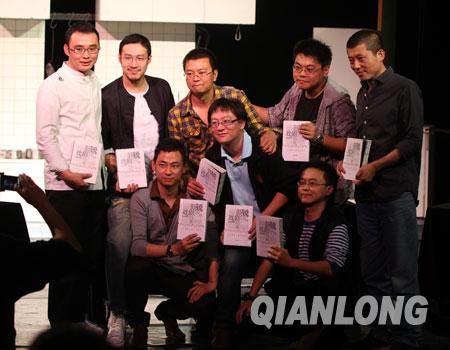 七位新锐戏剧导演为孟京辉新书助阵。顾雷(后排左一)、何雨繁(后排左二)、黄盈(后排右二)、李建军(后排右一)、裴魁山(前排右一)、邵泽辉(前排中)、赵淼(前排左一)，以及《新锐戏剧档案》责编李宏伟(后排中)合影留念。
