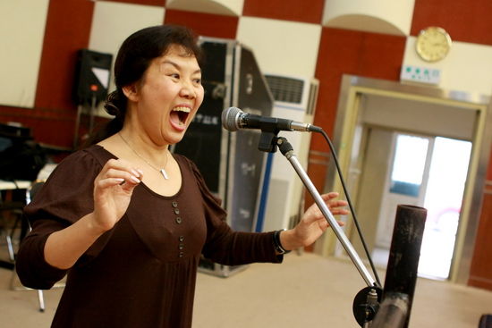 吴霜为《笑唱花腔》彩排