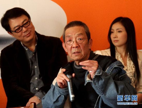 10月19日，著名戏剧导演林兆华（中）在介绍戏剧邀请展内容