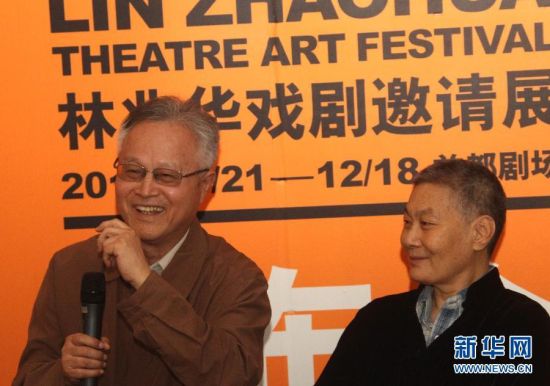 10月19日，俄罗斯文学专家童道明（左）在介绍将演出的俄罗斯戏剧。新华社记者汪永基摄
