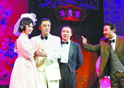 李胜素（左）、于魁智（中）充分展现了“角儿”的魅力。记者刘洪洋 摄