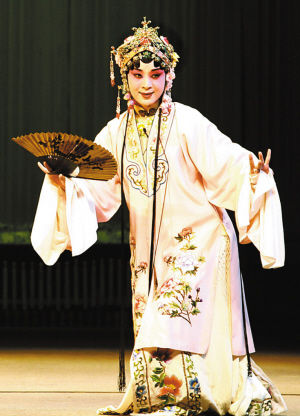 “文华奖”得主杨崑也将在《牡丹亭》中以“杜丽娘”出场，让观众欣赏到两种“杜丽娘”。（资料图片）