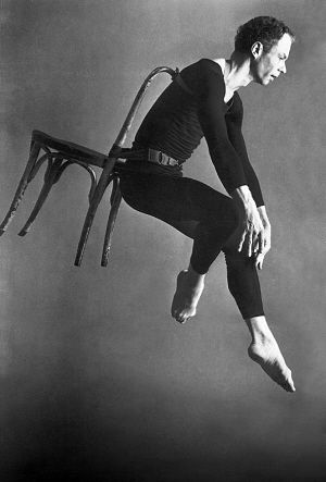 康宁汉表演的舞蹈《滑稽可笑的相遇》（Antic Meet）