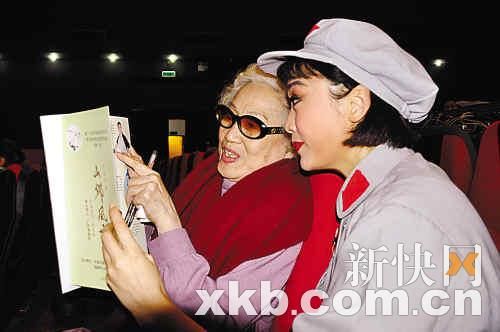 011年5月，红线女在指导蒋文端排练《山乡风云》。