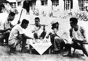 眷村里的生活很单调，老兵常常聚在一起下象棋、拉二胡