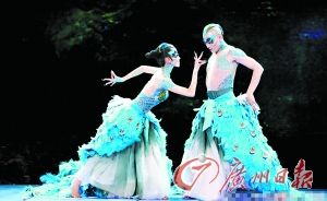 杨丽萍和王迪合作表演的舞蹈《雀之恋》“美得令人窒息”