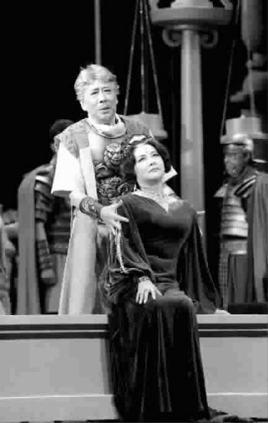 焦晃与顾永菲主演的《安东尼与克莉奥佩特拉》剧照 本报记者 胡晓芒 摄